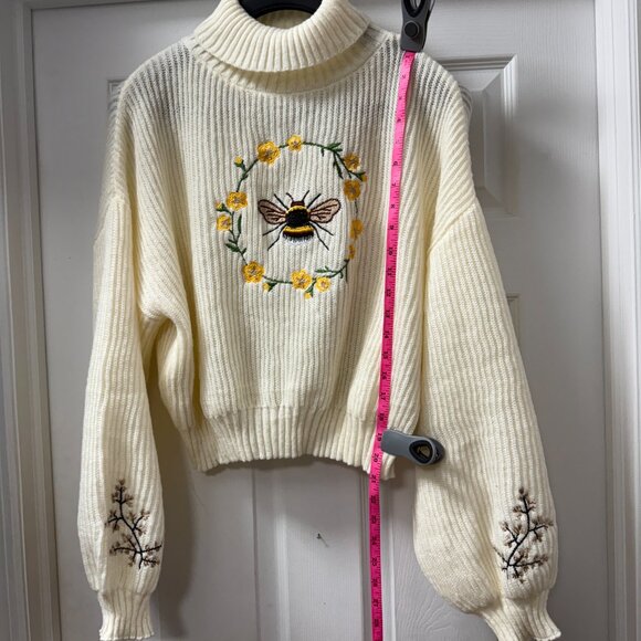 Embroidered Bee & floral design soft turtleneck cream & yellow sweater size 1XL - Picture 3 of 12